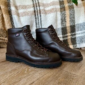 NWOT Danner explorer gore-tex hiking boot